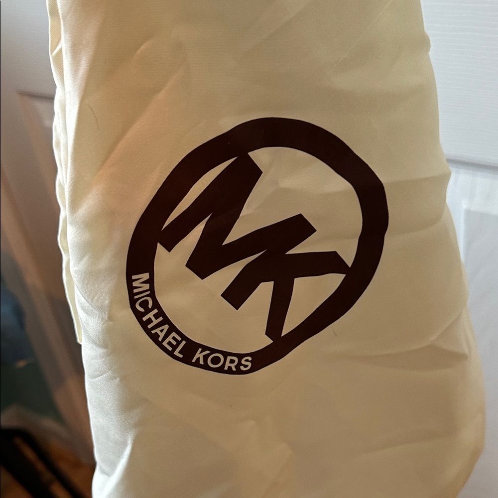 Michael Kors Cream Shoulder Bag with Gold Accents - Picture 8 of 8